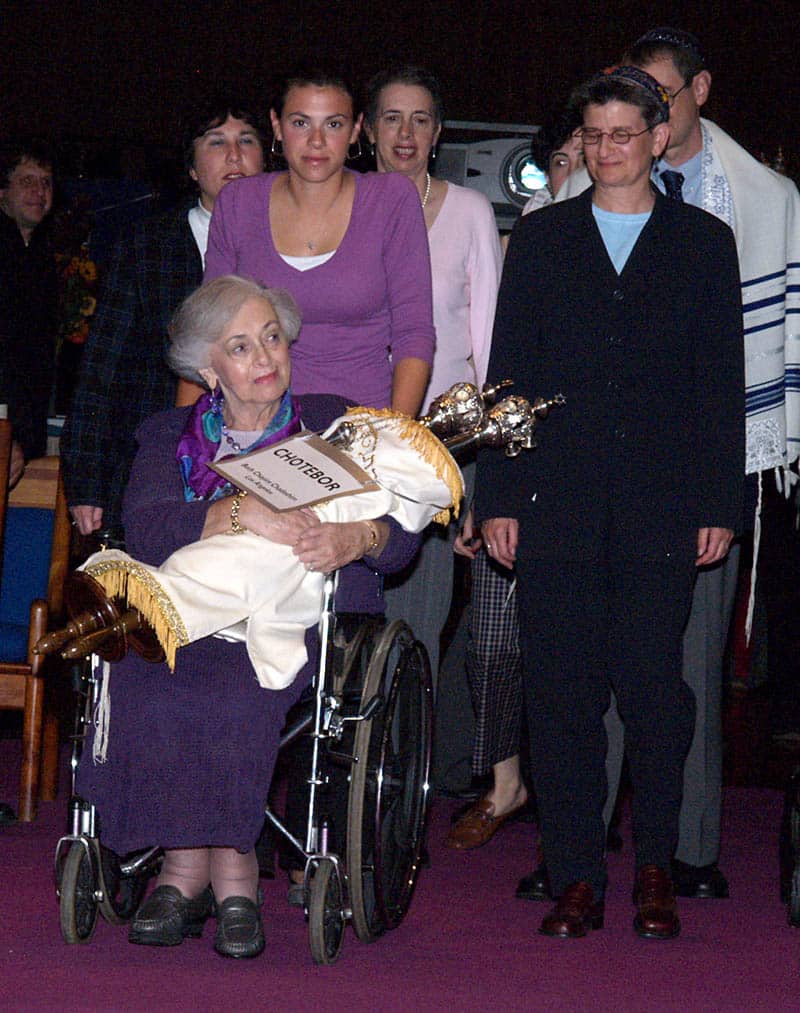 Olga Grilli at the “Etz Chayim” Czech Torah Scrolls reunion organized by BCC in 2005, accompanied by her granddaughter and BCC Rabbi Emerita Lisa Edwards. Photo by Tracy Moore.